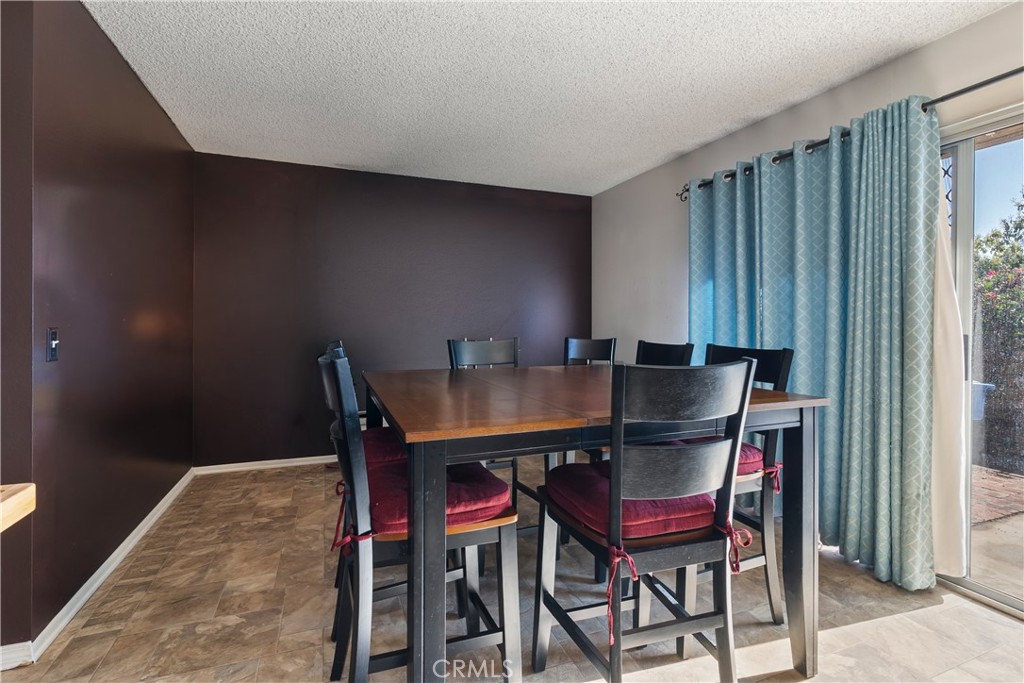 6624 Banyan Place Riverside, CA 92506 - Photo 14 of 41 Eat in kitchen with sliding door to backyard