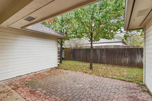 a view of a backyard