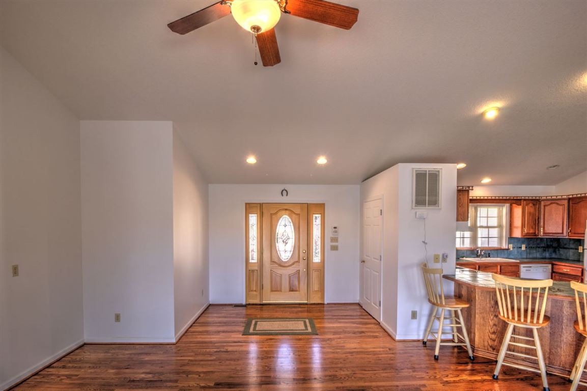 112 Carolina Cove Road Seneca, SC 29672 - Photo 5 of 34 Gallery Image 5
