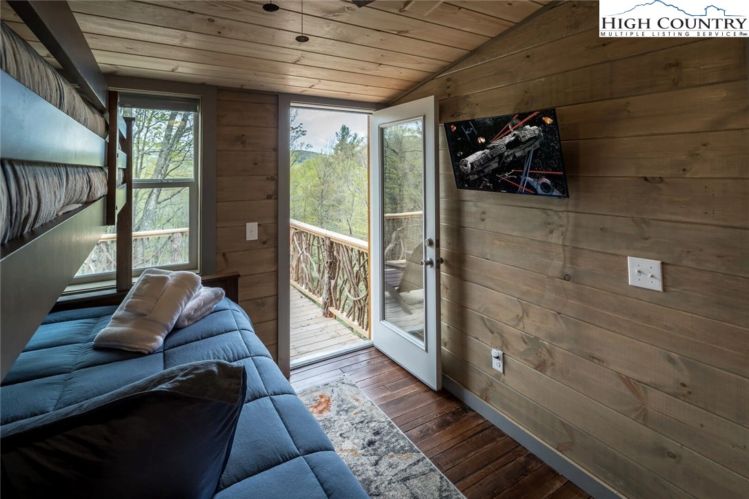 141 Rhododendron Drive Beech Mountain, NC 28604 - Photo 23 of 27 a living room with furniture