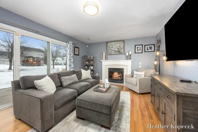 $399,900 | 3695 South Falling Leaf Drive Southeast, Grand Rapids, MI 49512