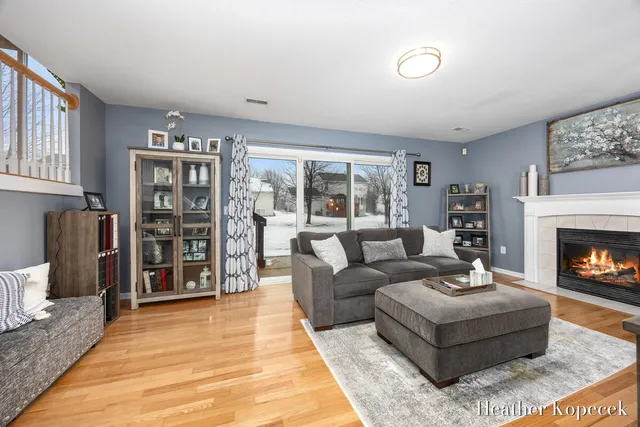 $399,900 | 3695 South Falling Leaf Drive Southeast, Grand Rapids, MI 49512