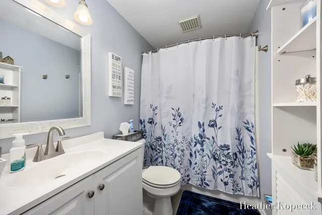 $399,900 | 3695 South Falling Leaf Drive Southeast, Grand Rapids, MI 49512