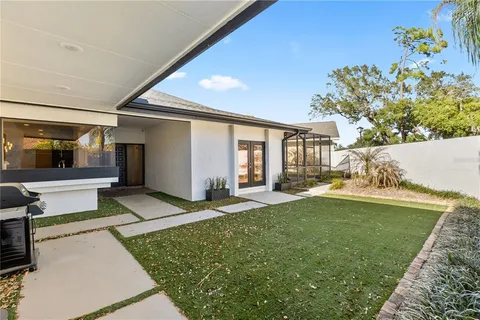 a view of a backyard