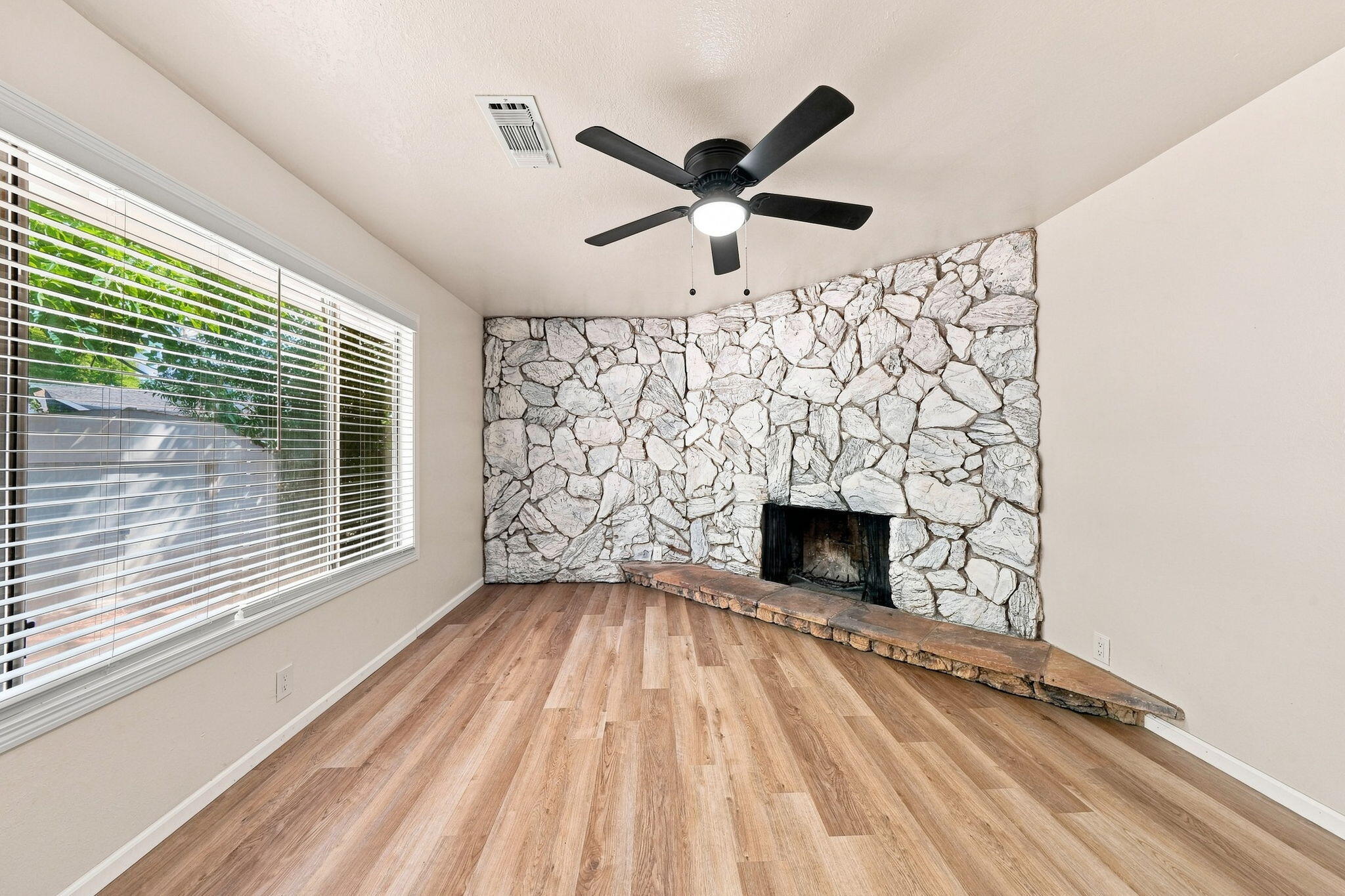 1134 Ruthie Lane Redding, CA 96002 - Photo 12 of 31 Family Room