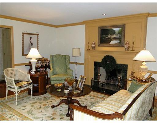 31 Fitzwilliams Road Washington, PA 15301 - Photo 4 of 18 Living Room.