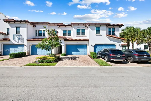 $625,000 | 11724 Southwest 13th Lane, Pembroke Pines, FL 33025