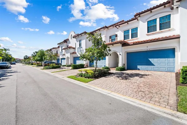 $625,000 | 11724 Southwest 13th Lane, Pembroke Pines, FL 33025
