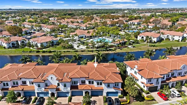 $625,000 | 11724 Southwest 13th Lane, Pembroke Pines, FL 33025
