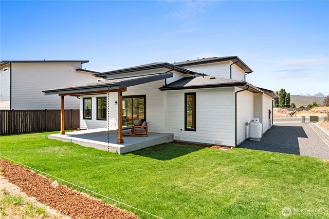 a view of a house with backyard and porch