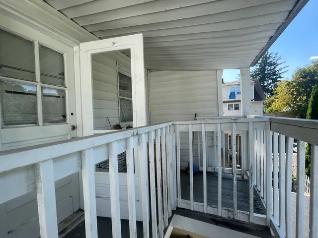 a view of a back yard