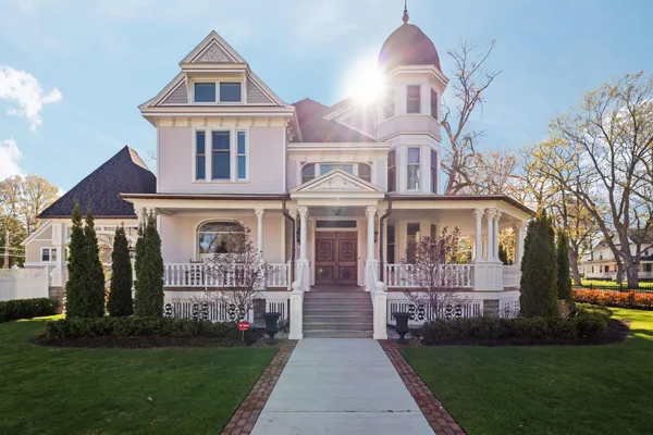 $3,900,000 | 229 Wellington Street, Traverse City, MI 49686