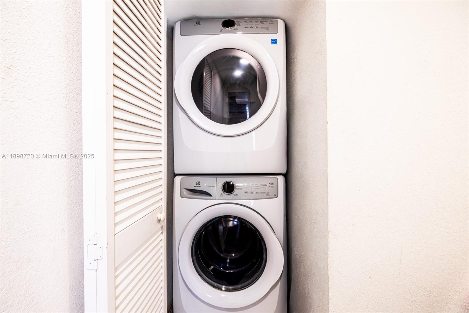 13966 Southwest 258th Street Homestead, FL 33032 - Photo 7 of 23 a utility room with dryer and washer