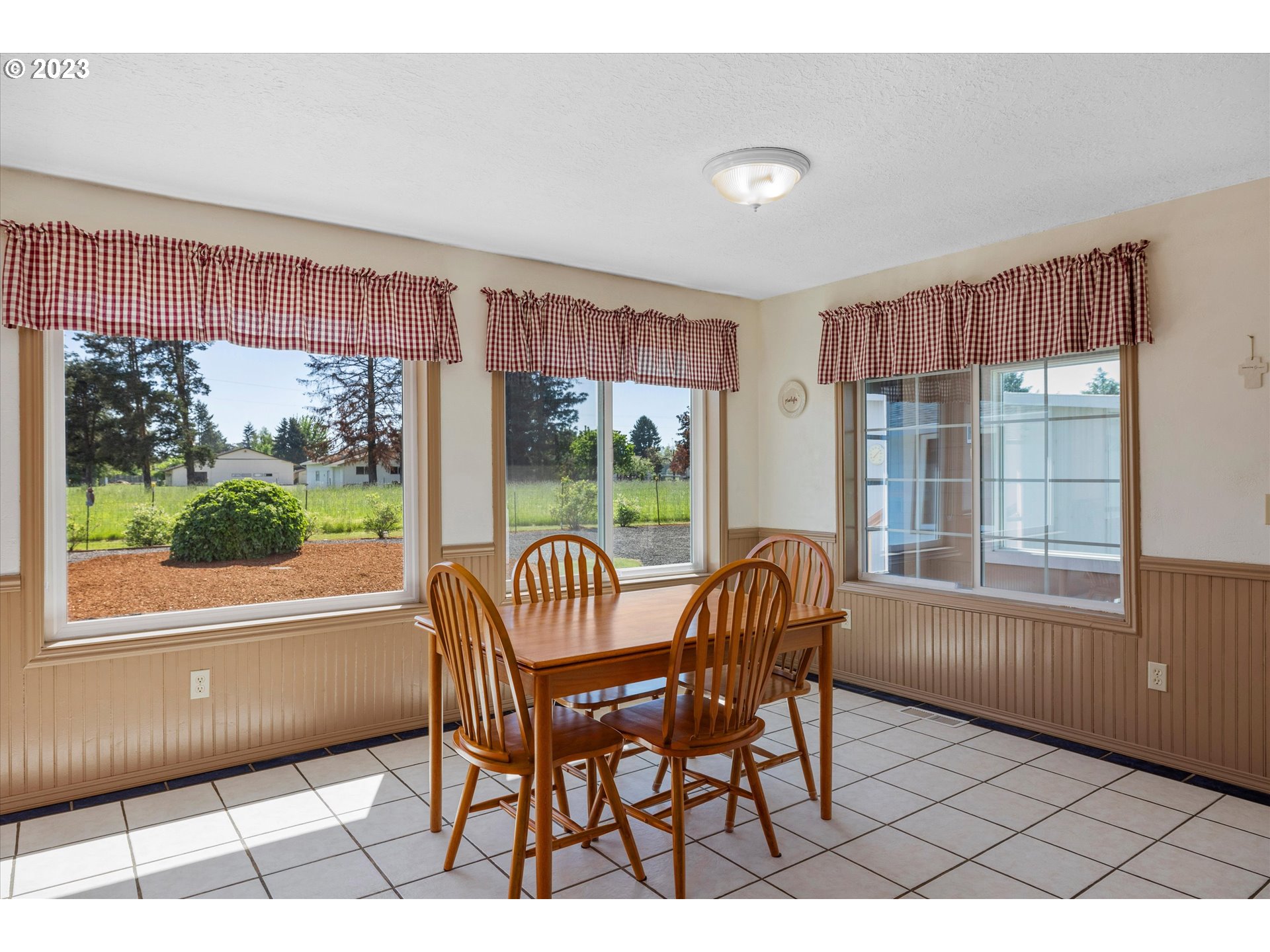 9350 South Gribble Road Canby, OR 97013 - Photo 18 of 45 a dining room with furniture and windows