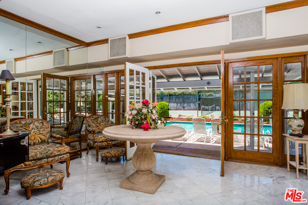 601 Foothill Road Beverly Hills, CA 90210 - Photo 13 of 16