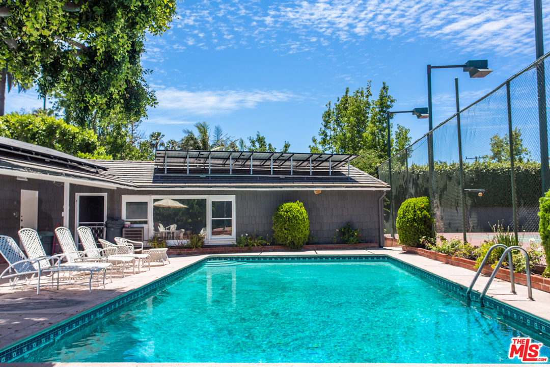 601 Foothill Road Beverly Hills, CA 90210 - Photo 15 of 16