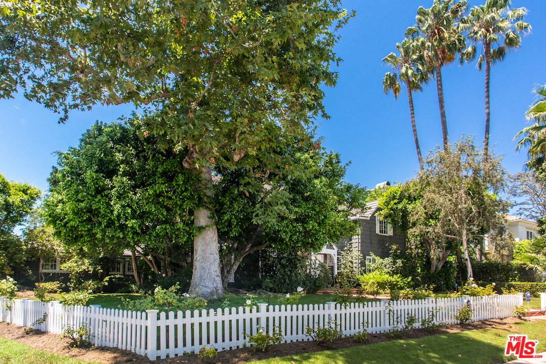 601 Foothill Road Beverly Hills, CA 90210 - Photo 7 of 16