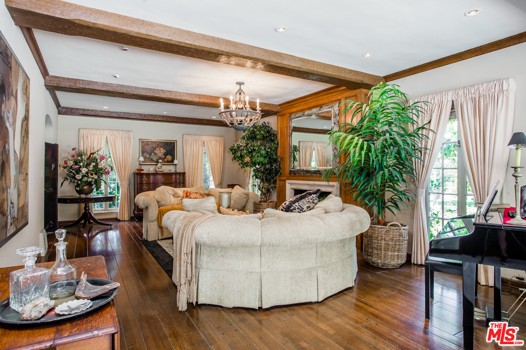 601 Foothill Road Beverly Hills, CA 90210 - Photo 9 of 16