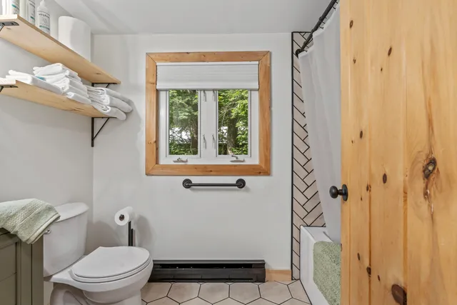 $1,789,000 | 7 Papoose Island Road, Raymond, ME 04071