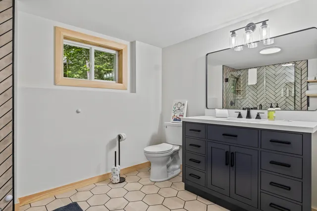 $1,789,000 | 7 Papoose Island Road, Raymond, ME 04071