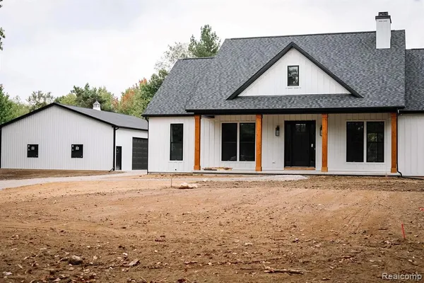 $949,000 | 2 East Coon Lake Road, Howell, MI 48843