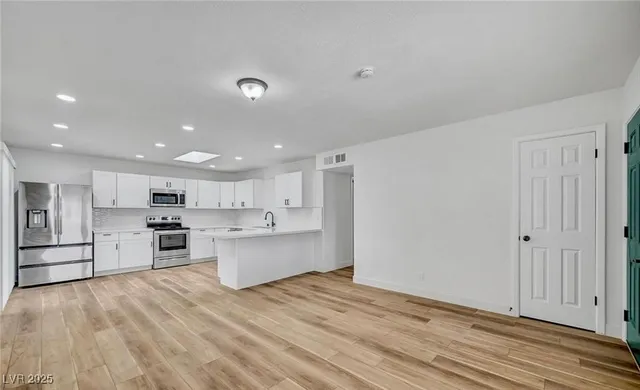 $2,500 | 6520 Evergreen Avenue, Las Vegas, NV 89107