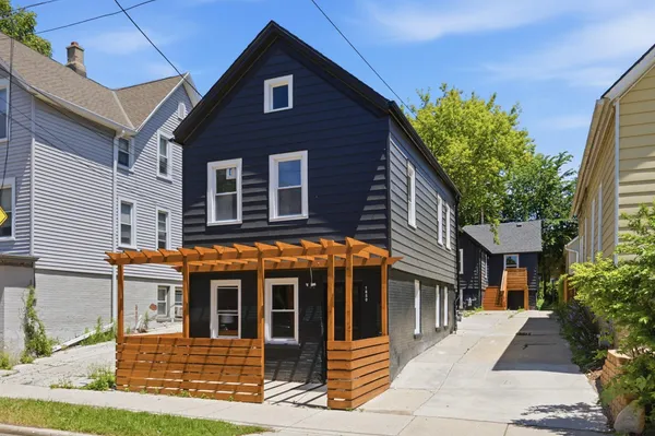 $575,000 | 1850 North Warren Avenue, Milwaukee, WI 53202