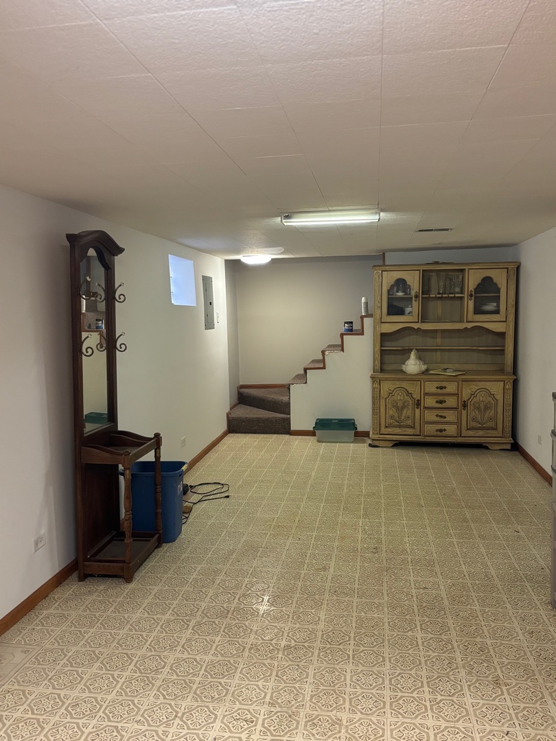 5137 South Rutherford Avenue Chicago, IL 60638 - Photo 14 of 23 a room with a bed and cabinets