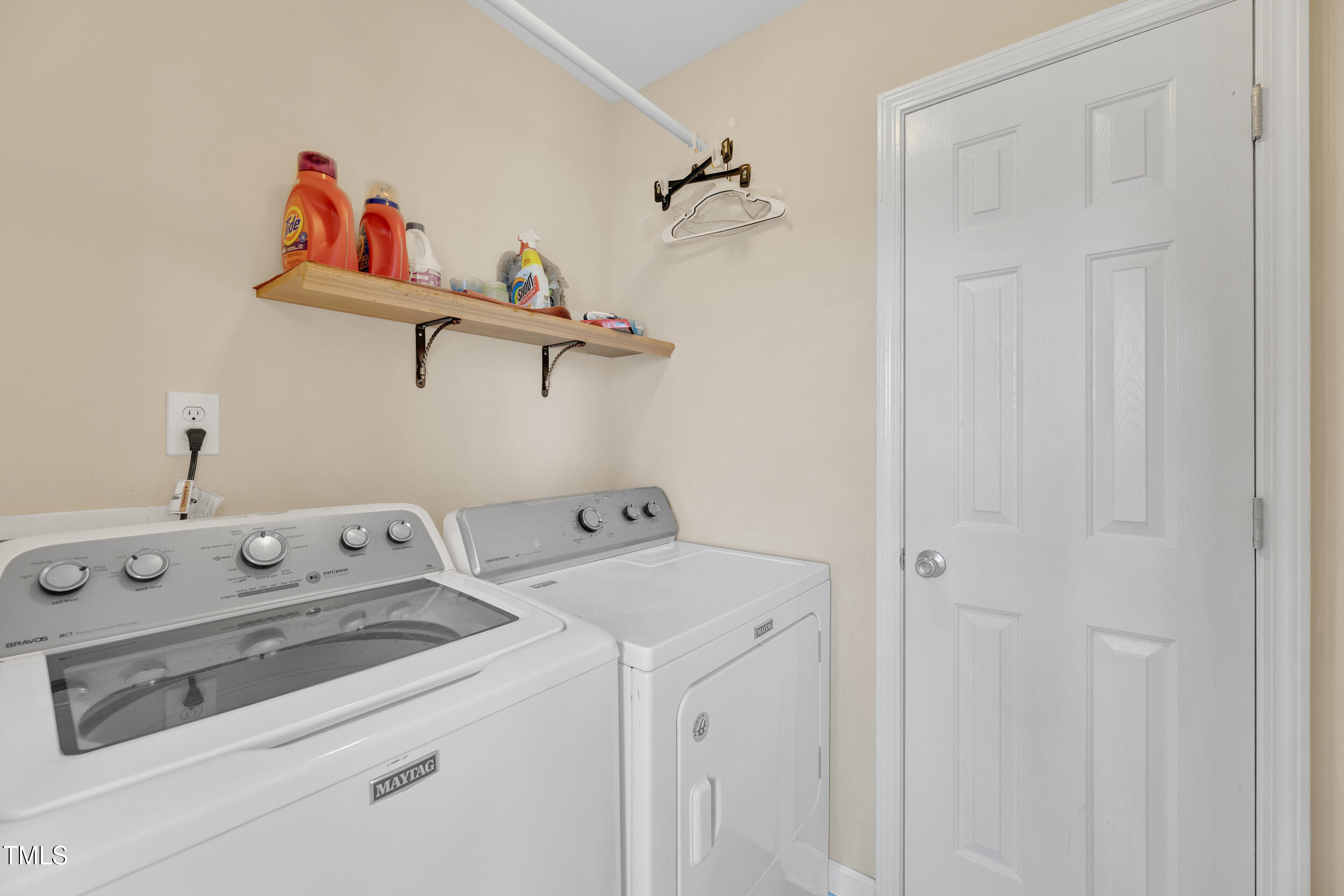 104 JJ Drive Benson, NC 27504 - Photo 14 of 20 a utility room with dryer and washer