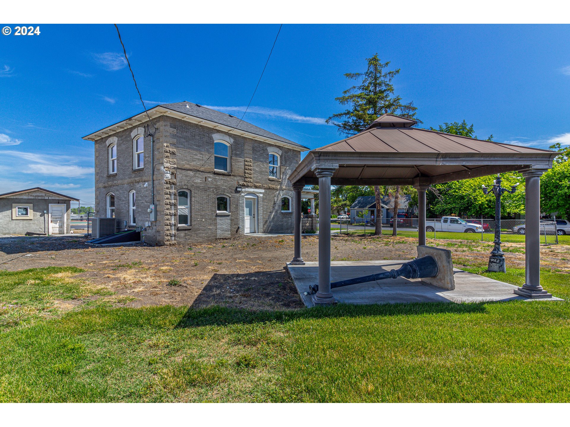 235 Northeast 3rd Street Hermiston, OR 97838 - Photo 26 of 27 a front view of a house with a garden