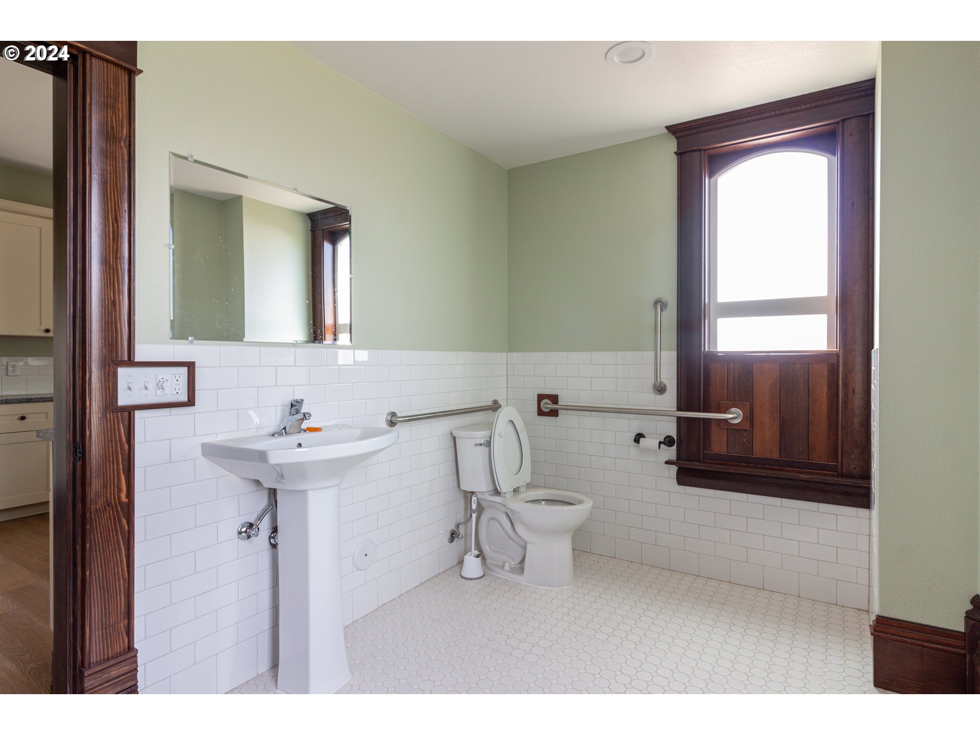 235 Northeast 3rd Street Hermiston, OR 97838 - Photo 8 of 27 a bathroom with a sink toilet and shower