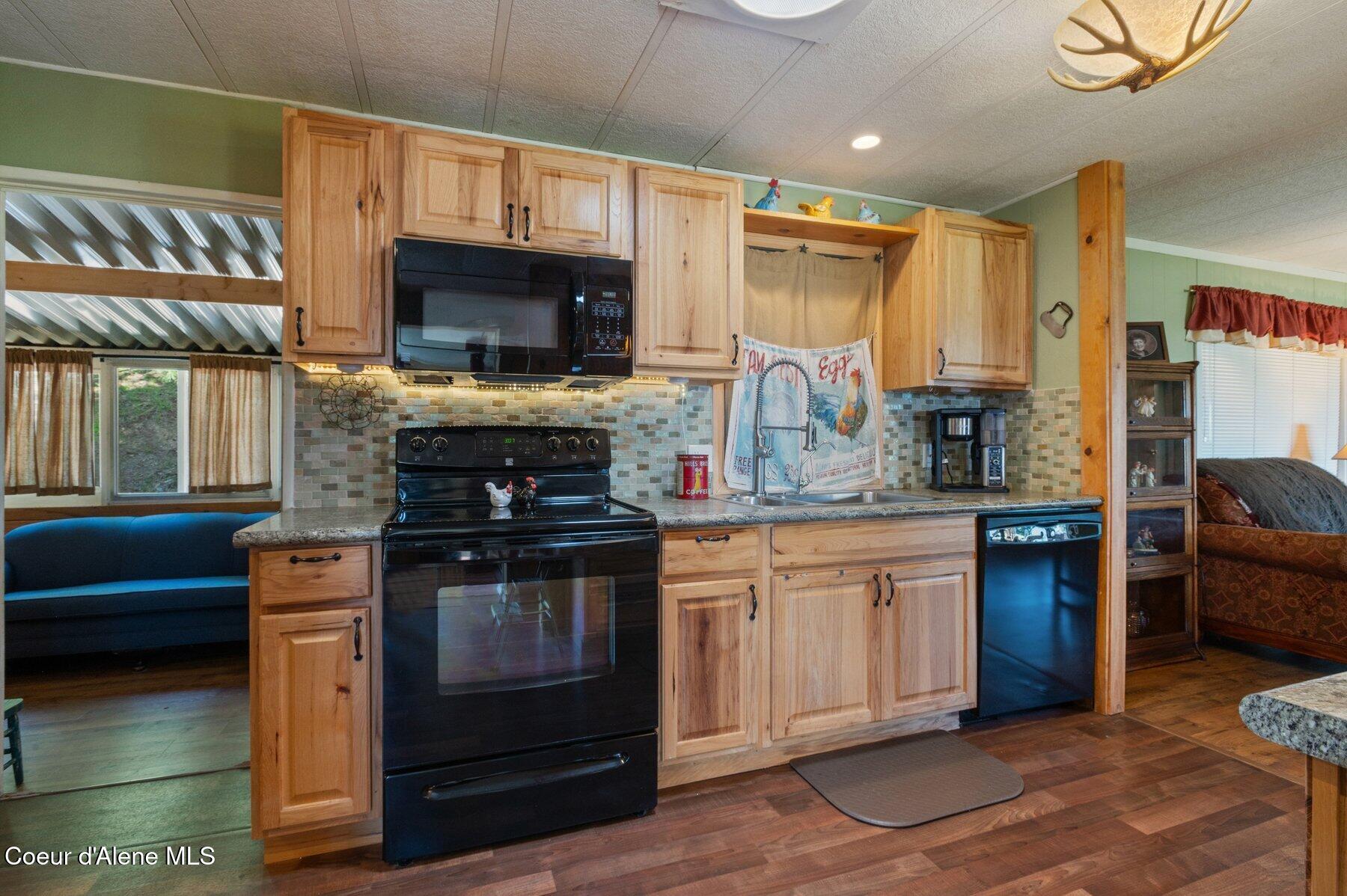 302 School Street, Unit 18 Hope, ID 83836 - Photo 14 of 34 Kitchen