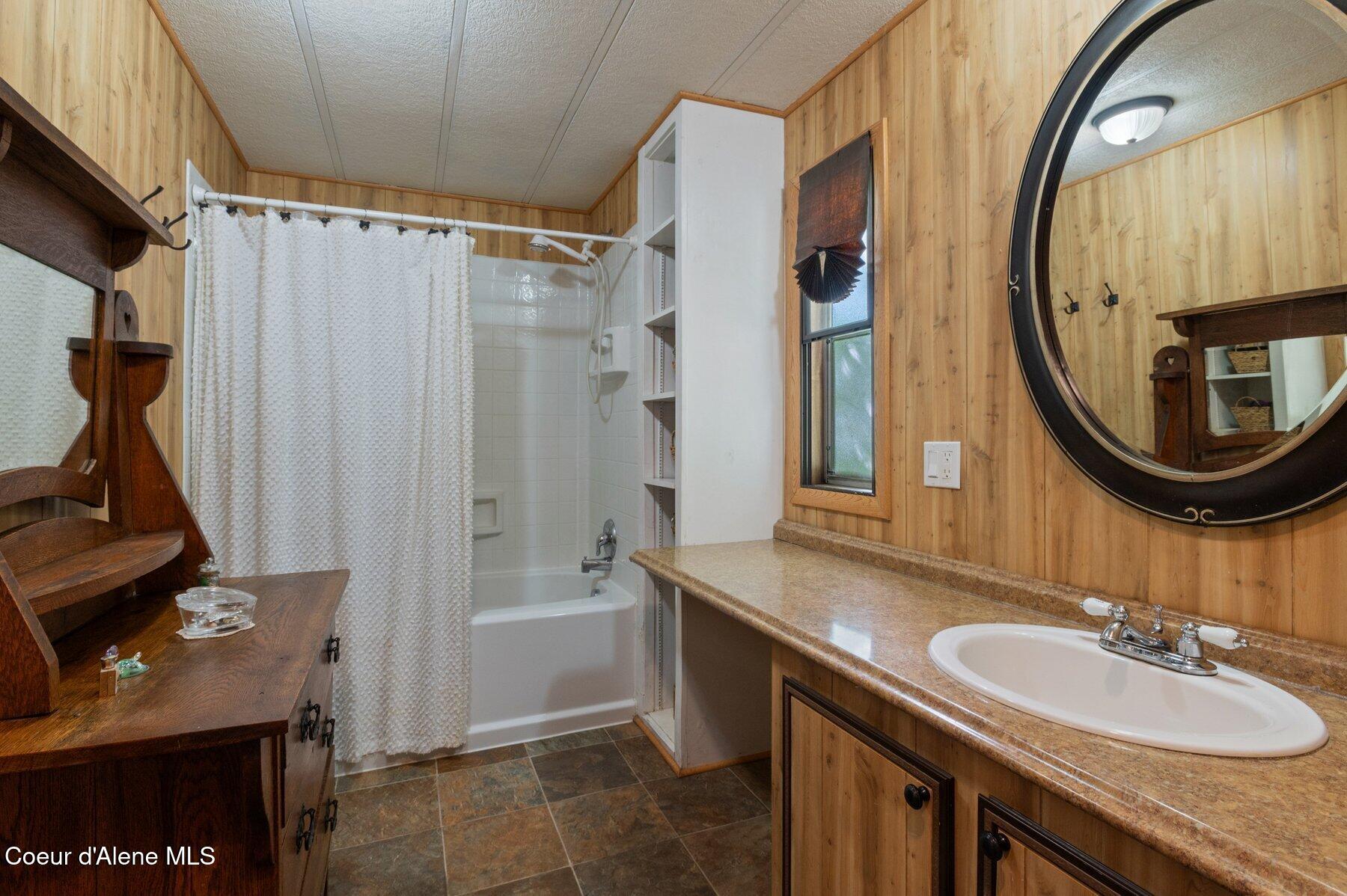 302 School Street, Unit 18 Hope, ID 83836 - Photo 17 of 34 Primary Bathroom