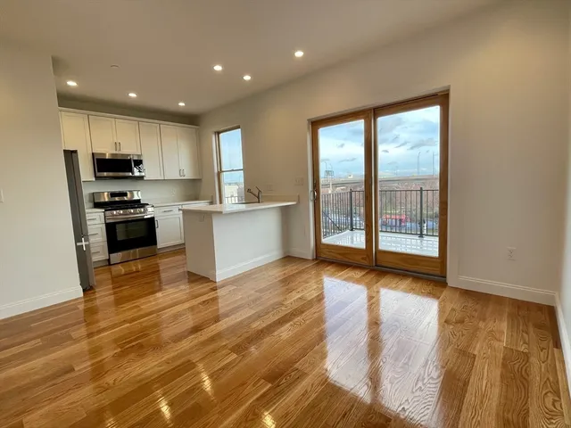 $2,895 | 245 Chelsea Street, Unit 4, Boston, MA 02128