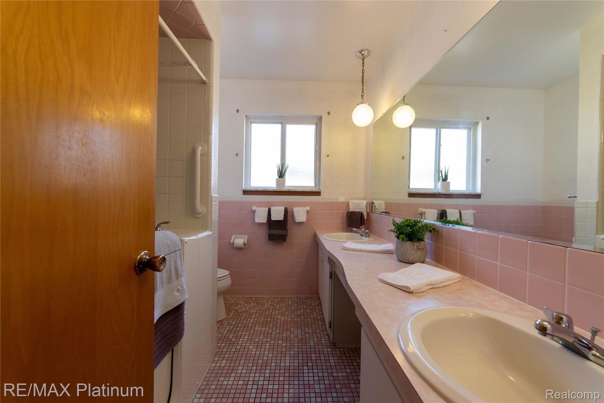14127 Martin Road Warren, MI 48088 - Photo 19 of 34 Main Bath (Double Sink)