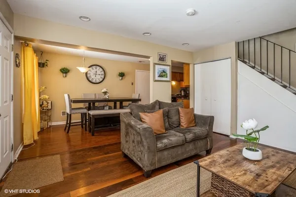 $289,900 | 1797 Queensbury Circle, Hoffman Estates, IL 60169