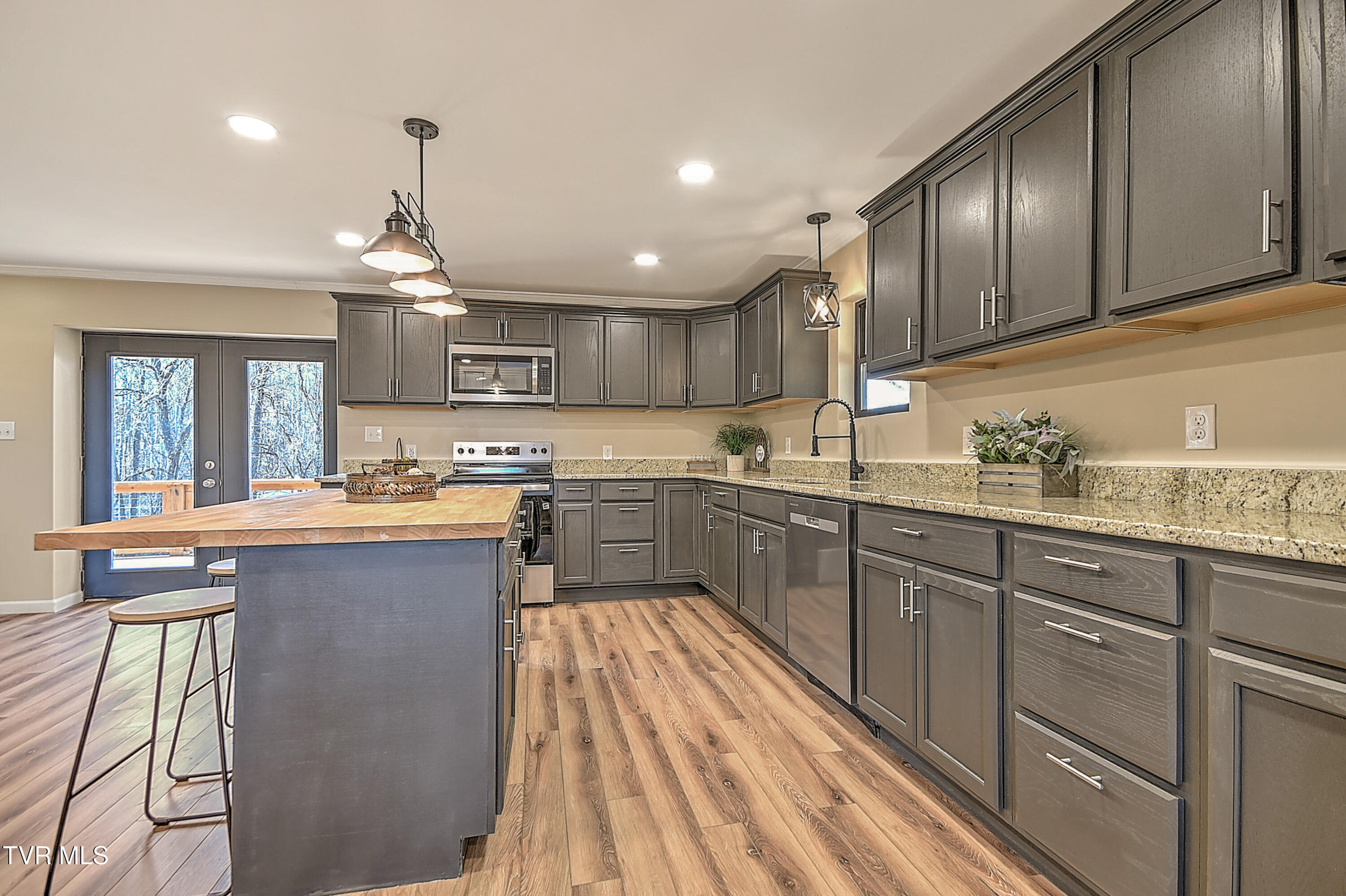 443 Henson Road Bristol, TN 37620 - Photo 14 of 60 443 Henson Gunit-16