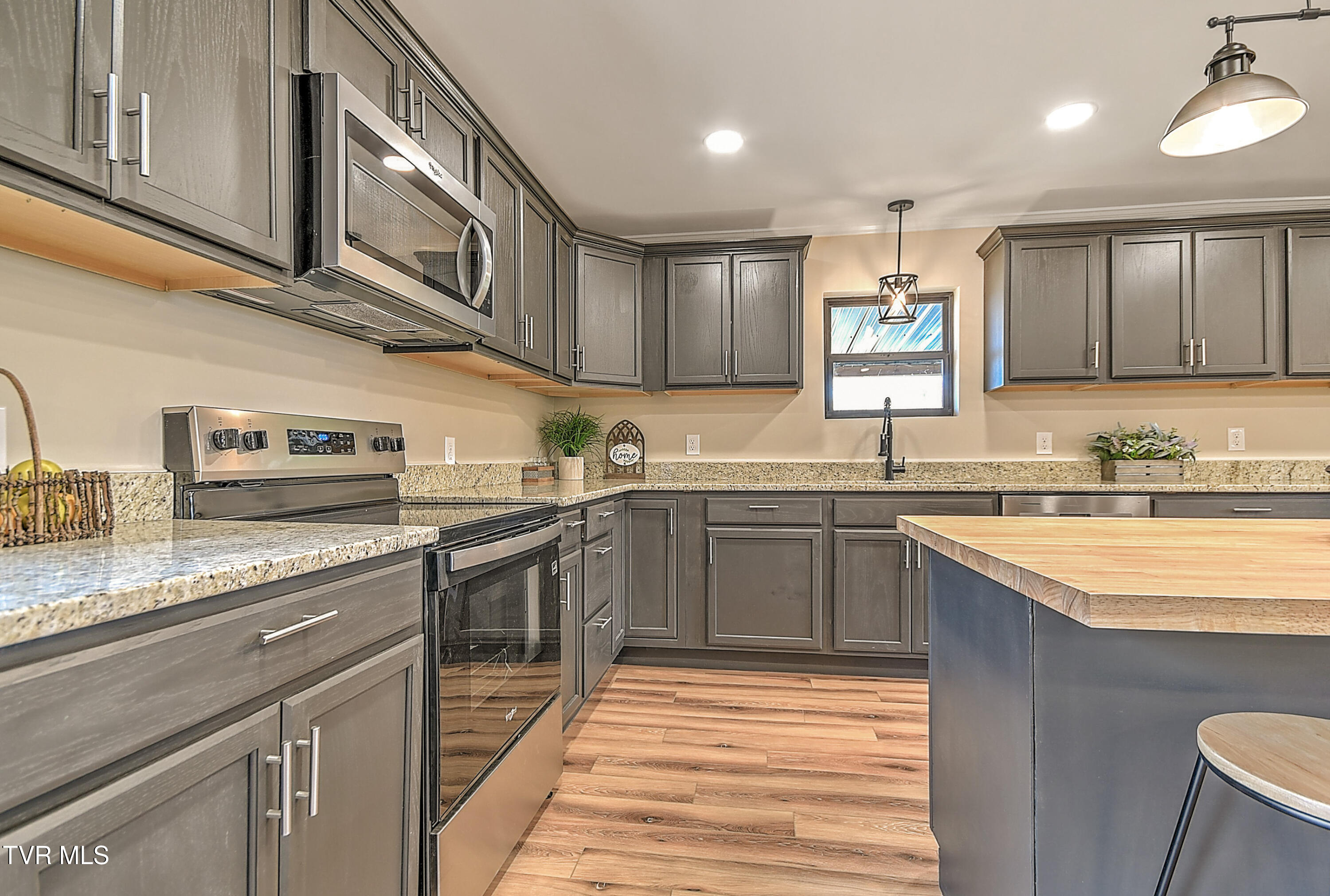 443 Henson Road Bristol, TN 37620 - Photo 15 of 60 443 Henson Gunit-20