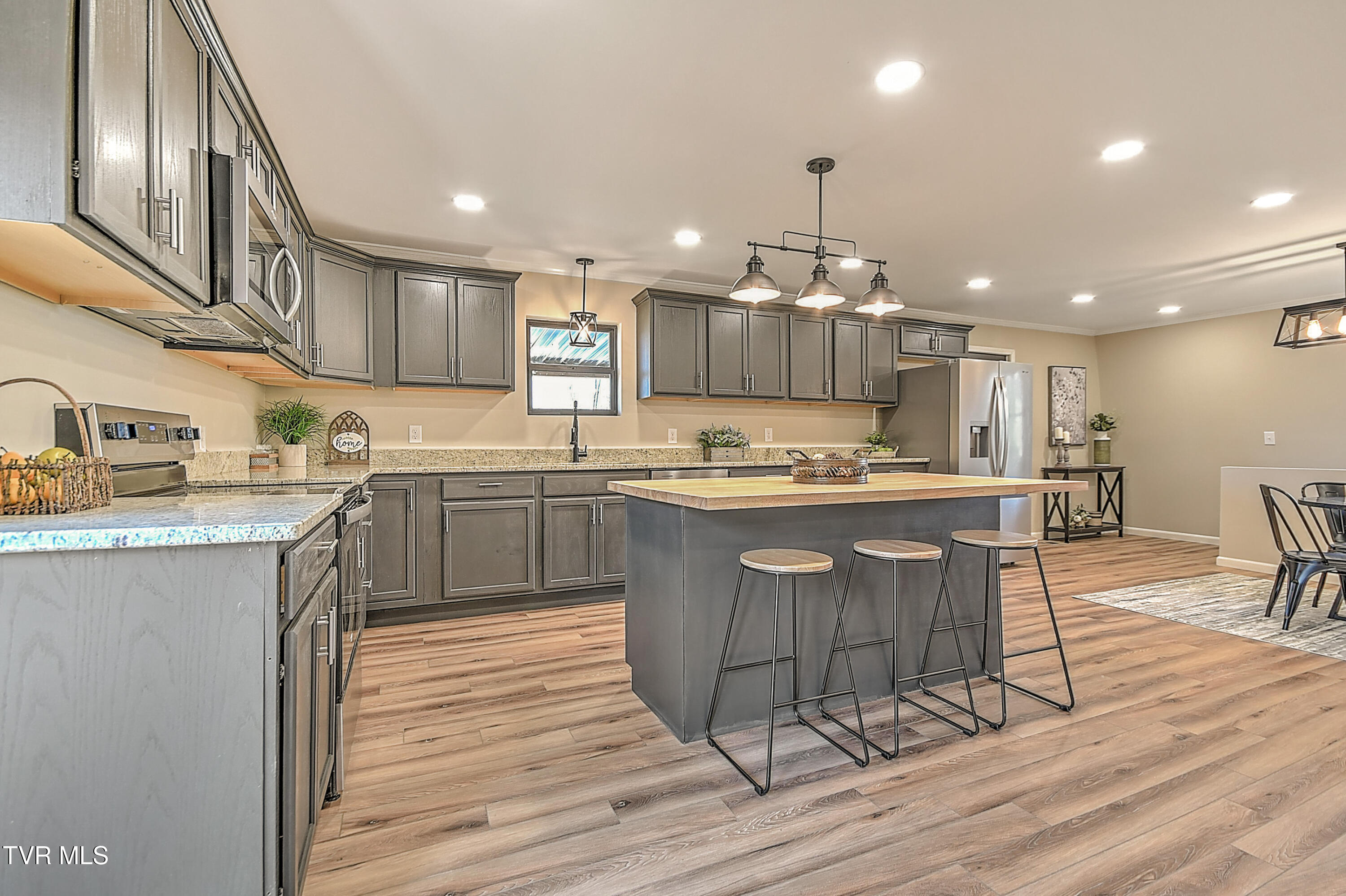 443 Henson Road Bristol, TN 37620 - Photo 17 of 60 443 Henson Gunit-19