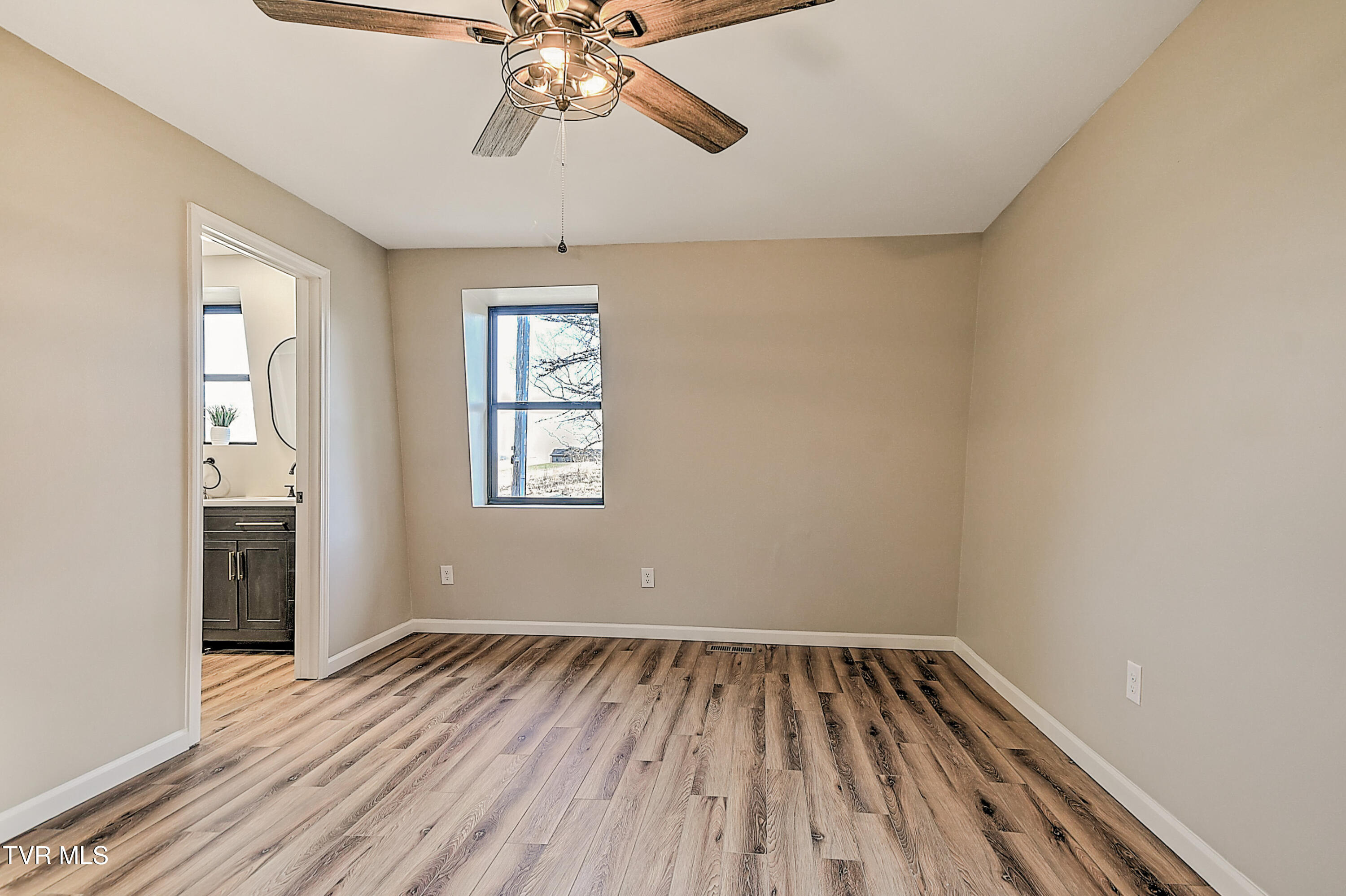 443 Henson Road Bristol, TN 37620 - Photo 33 of 60 443 Henson Gunit-32