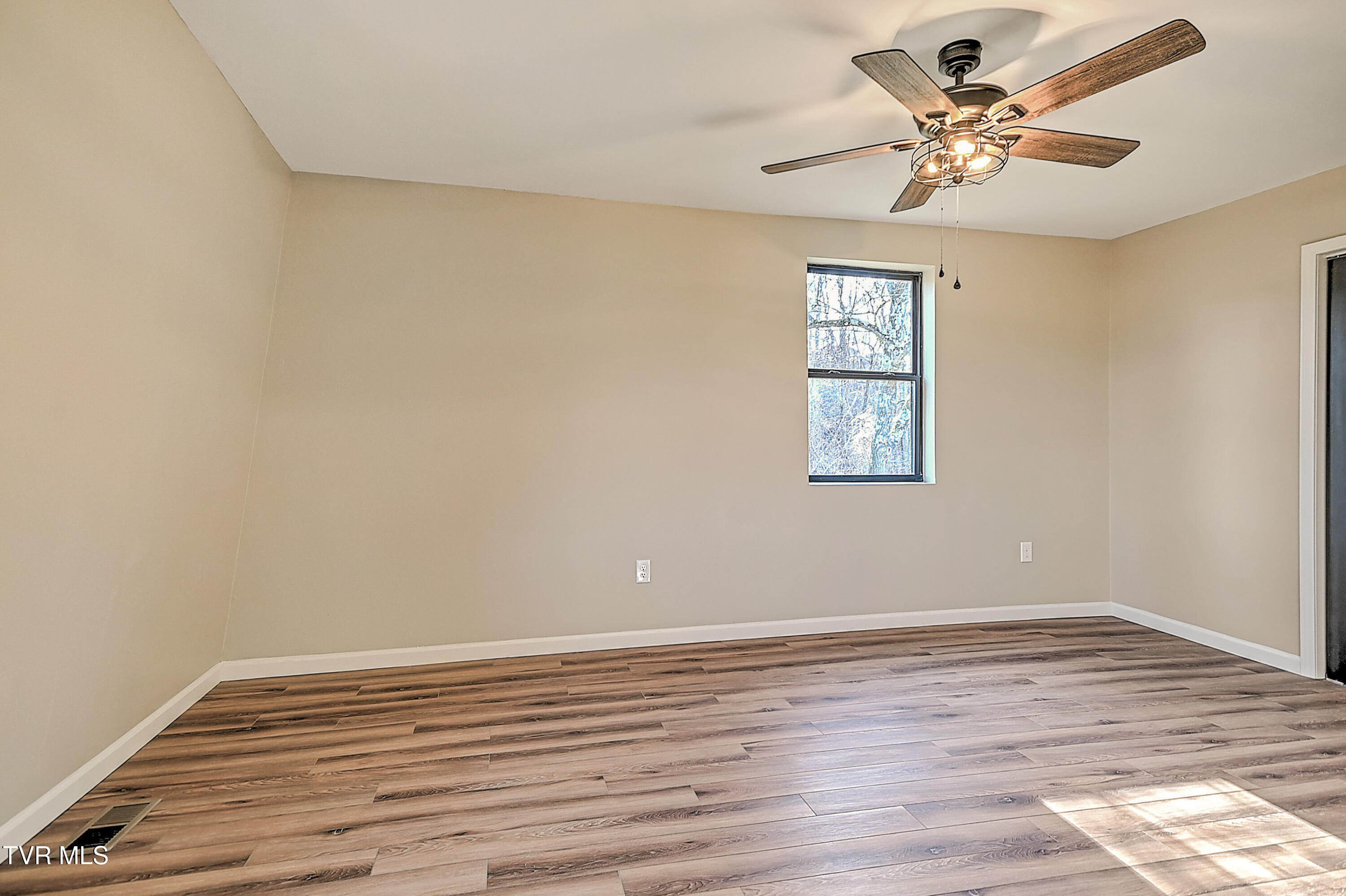 443 Henson Road Bristol, TN 37620 - Photo 34 of 60 443 Henson Gunit-30