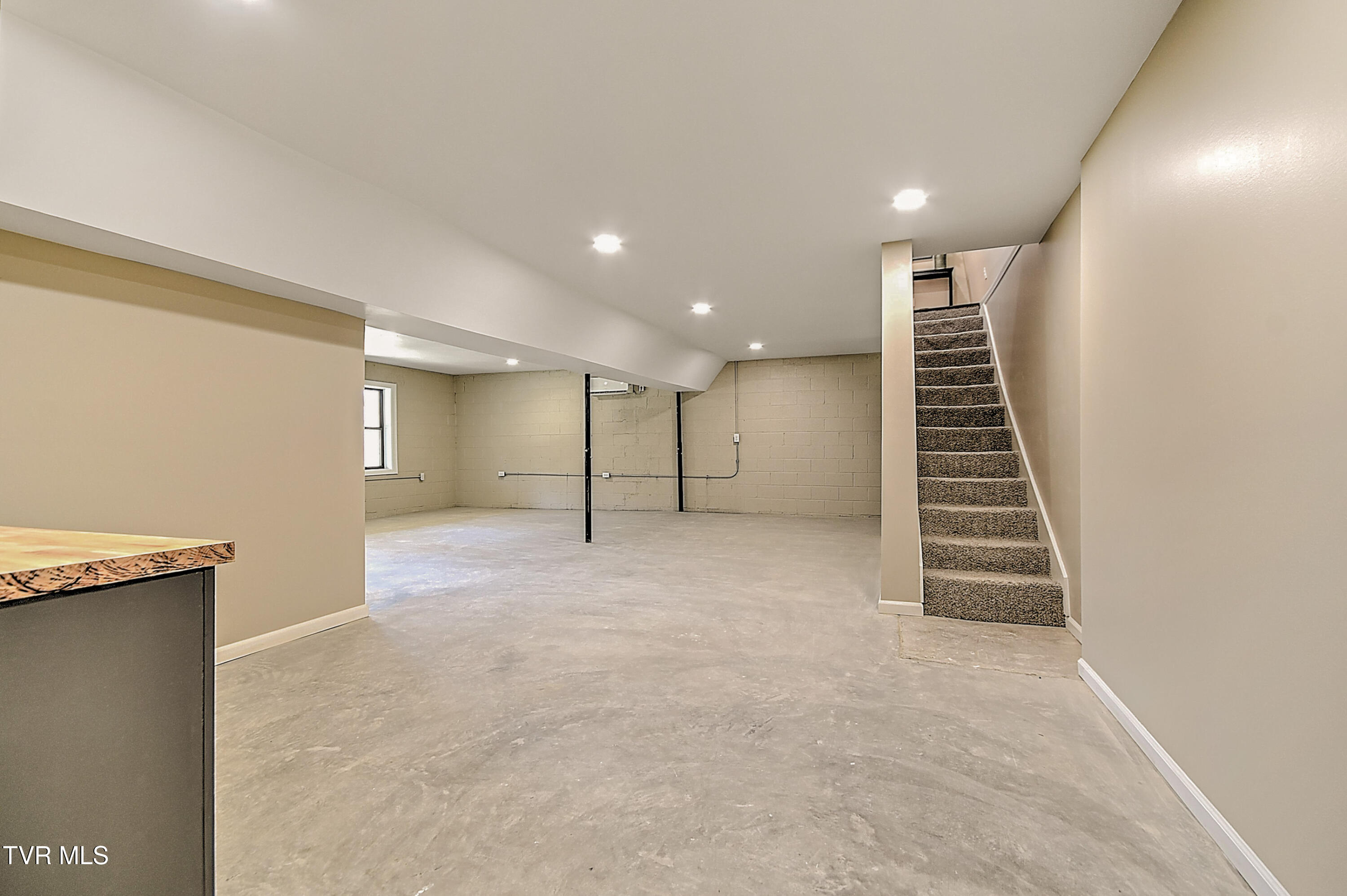 443 Henson Road Bristol, TN 37620 - Photo 37 of 60 443 Henson Gunit-48