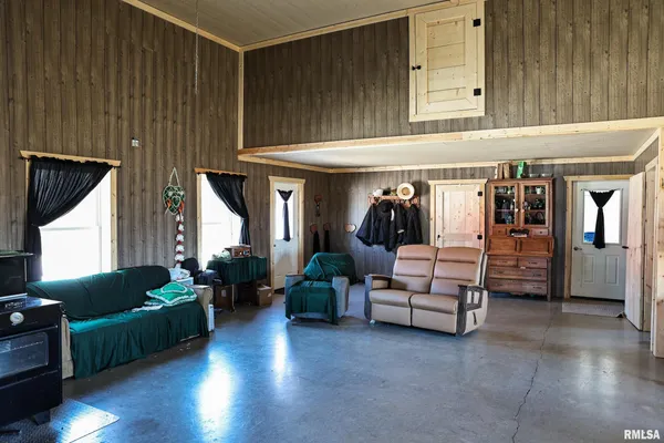 $395,000 | 3065 East County Road 1000, Plymouth, IL 62367