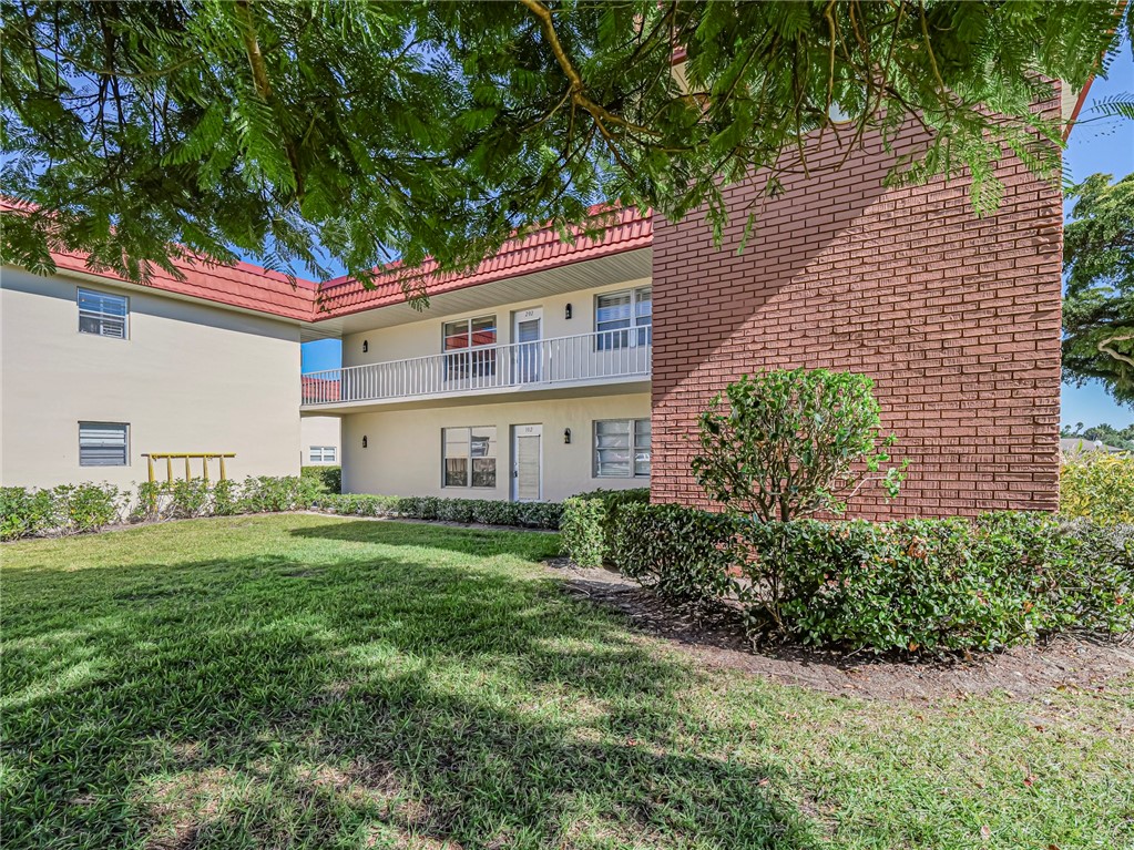 36 Pine Arbor Lane, Unit 202 Vero Beach, FL 32962 - Photo 2 of 33