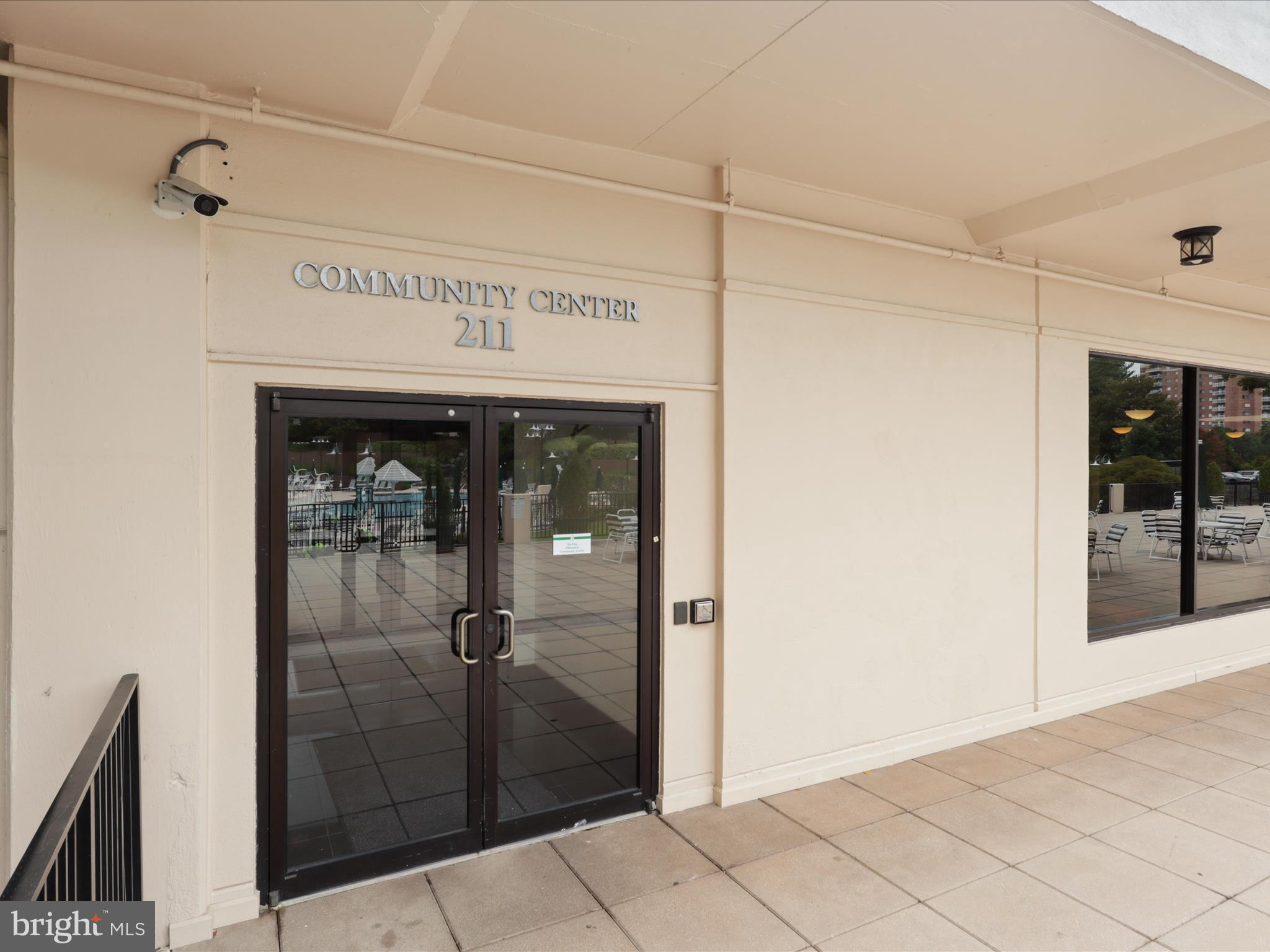 205 Yoakum Parkway, Unit 1020 Alexandria, VA 22304 - Photo 49 of 62 a view of a hallway with closet