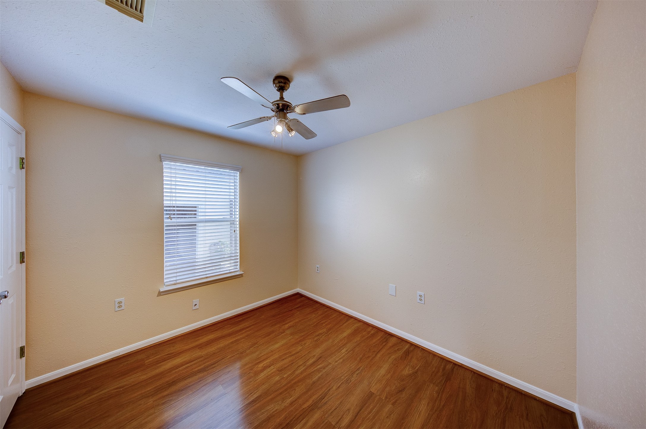 2731 Vienna Place Pasadena, TX 77502 - Photo 14 of 32