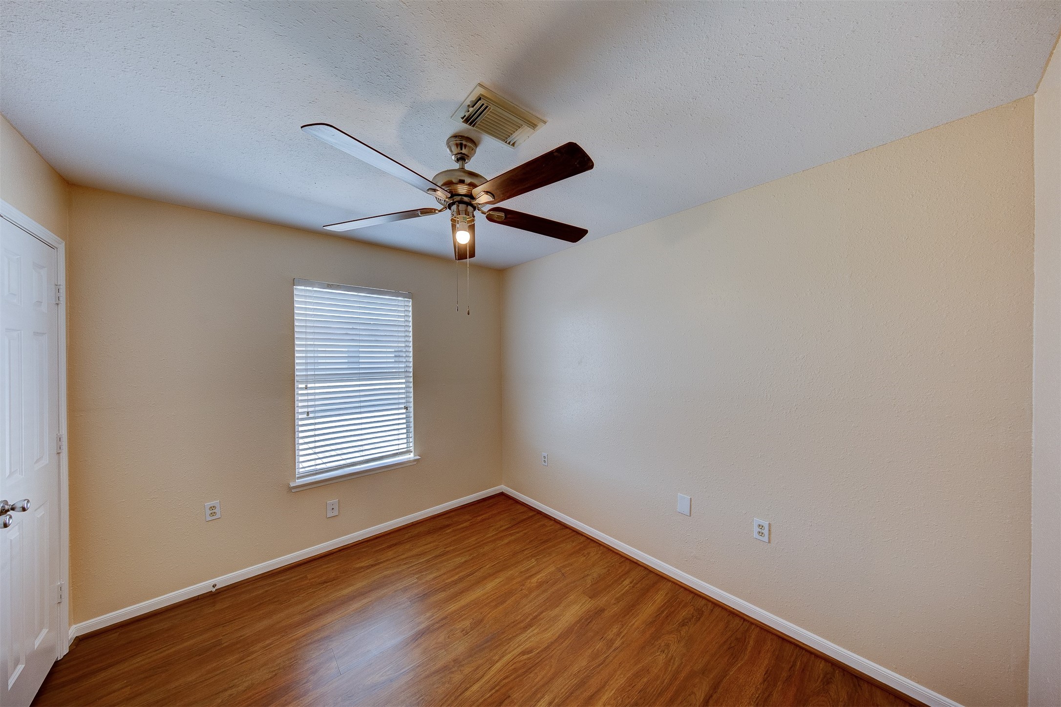 2731 Vienna Place Pasadena, TX 77502 - Photo 15 of 32