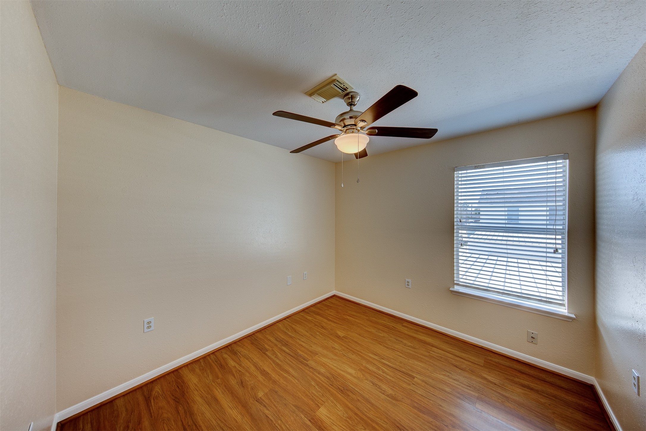 2731 Vienna Place Pasadena, TX 77502 - Photo 17 of 32