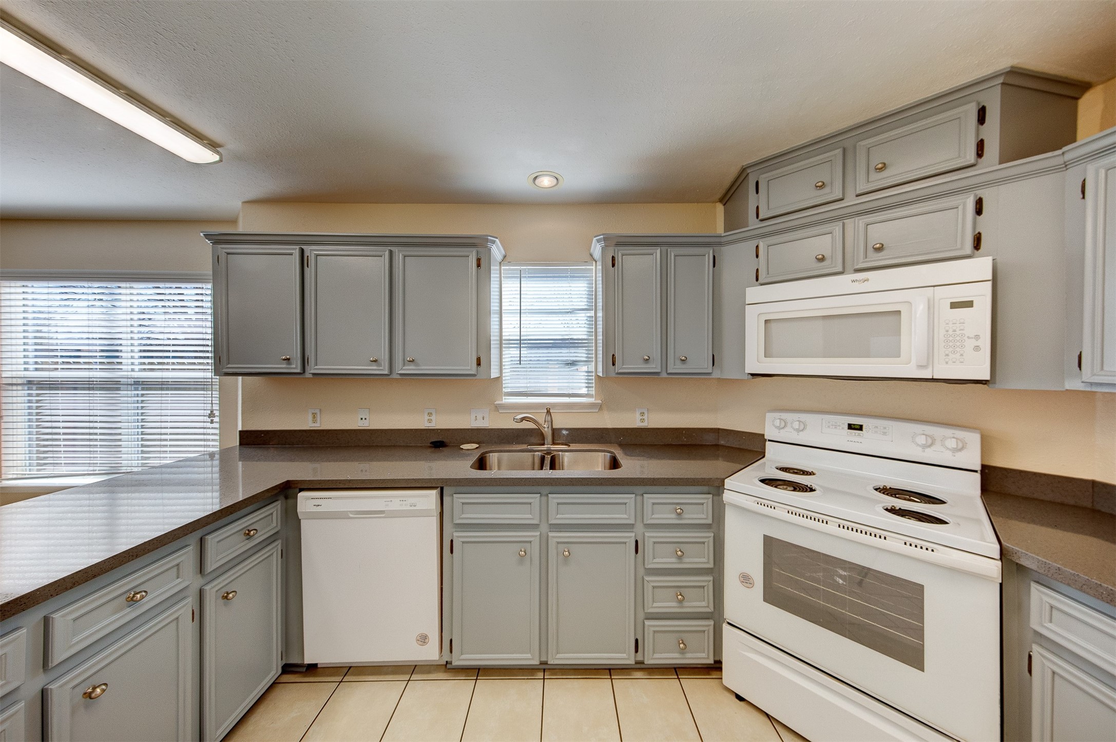 2731 Vienna Place Pasadena, TX 77502 - Photo 5 of 32