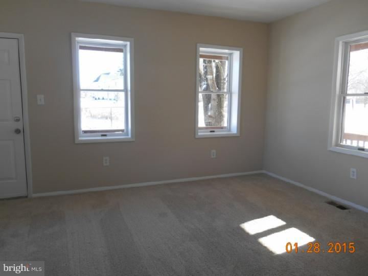 1107 Bridgeboro Road Edgewater Park, NJ 08010 - Photo 2 of 23 Living Room